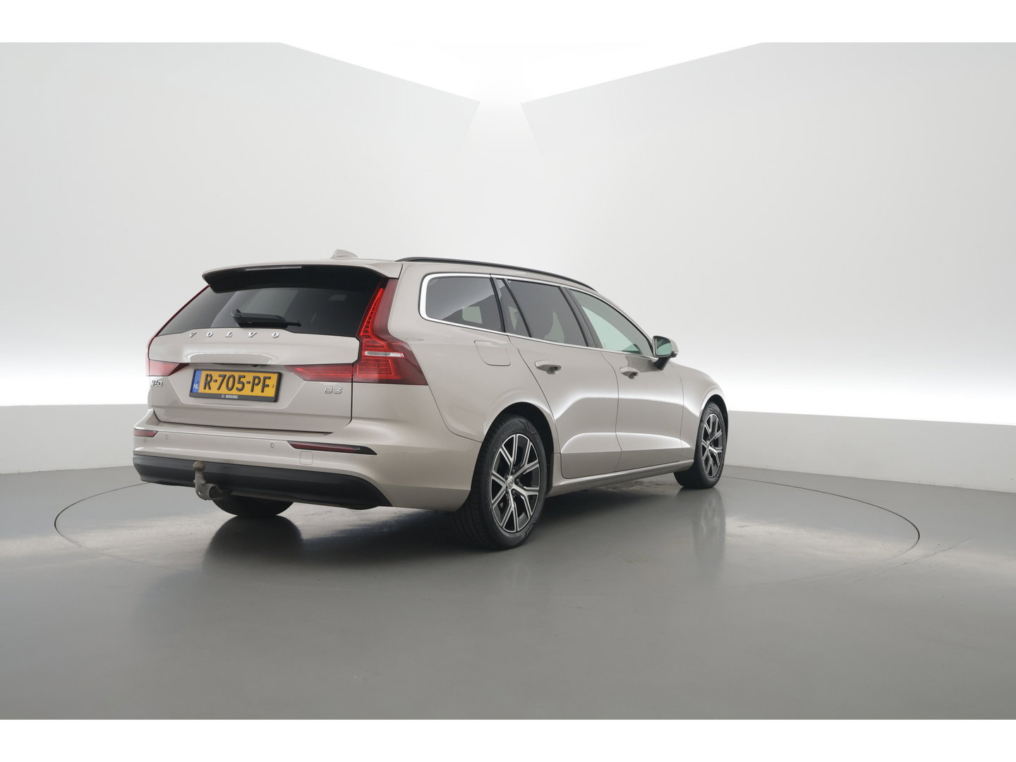 Volvo V60 2.0 B3 Core Prijs rijklaar | Trekhaak | Stoel + stuurverw. | ACC | Dodehoek (Blis) |