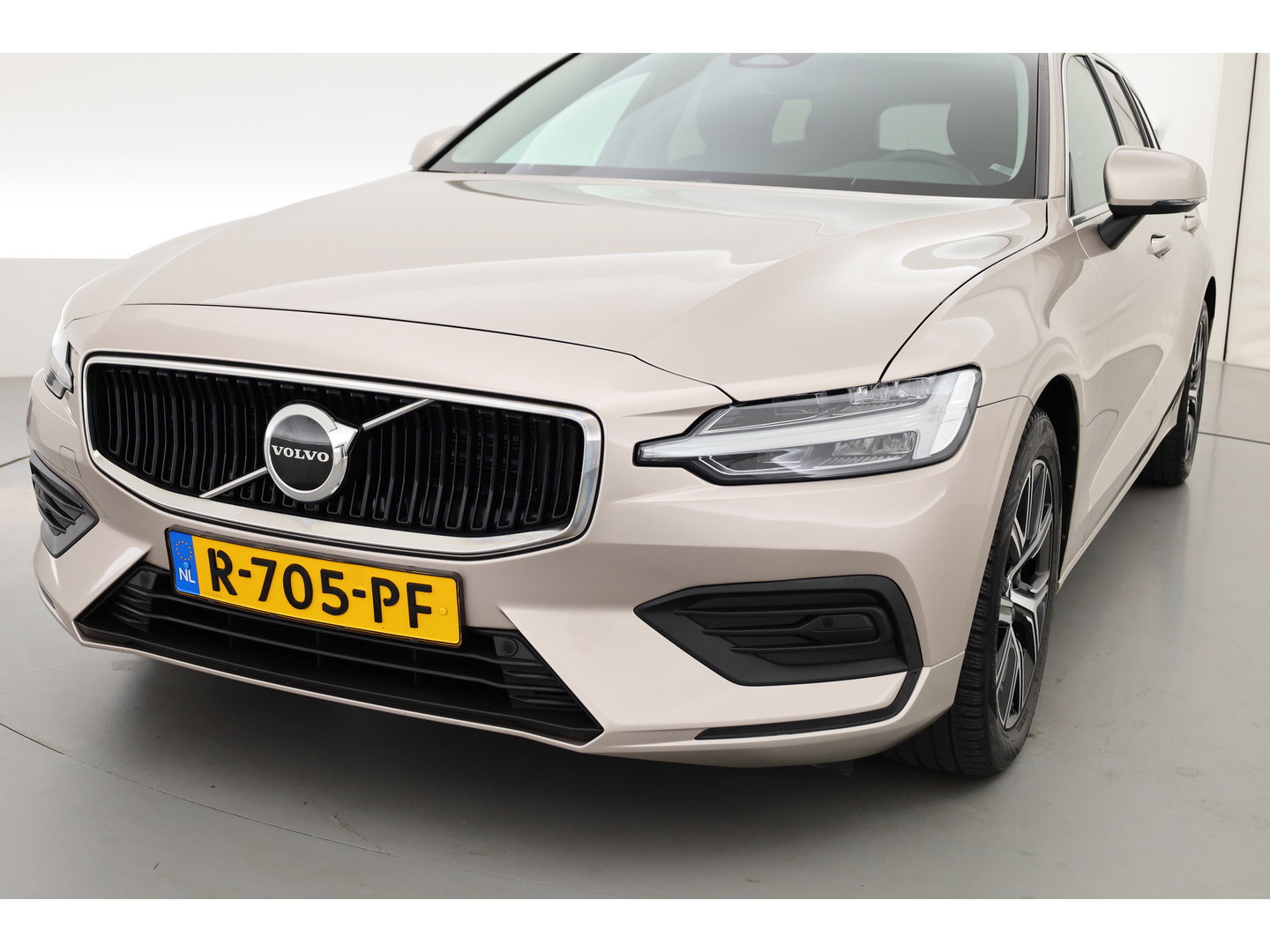 Volvo V60 2.0 B3 Core Prijs rijklaar | Trekhaak | Stoel + stuurverw. | ACC | Dodehoek (Blis) |