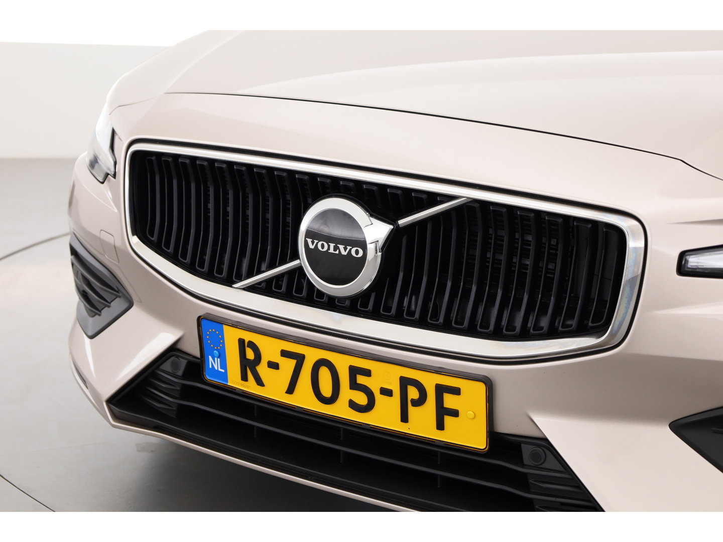 Volvo V60 2.0 B3 Core Prijs rijklaar | Trekhaak | Stoel + stuurverw. | ACC | Dodehoek (Blis) |