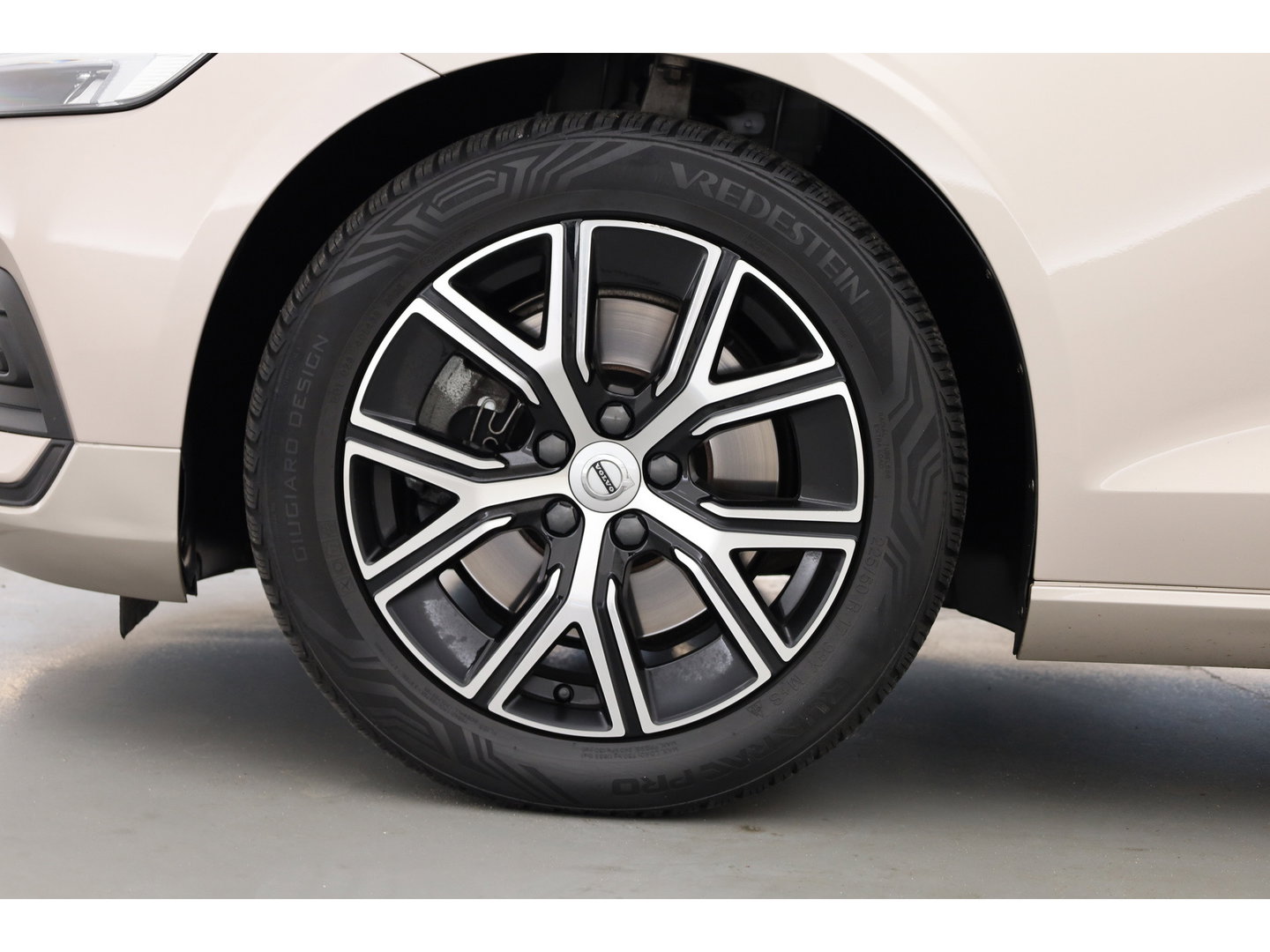 Volvo V60 2.0 B3 Core Prijs rijklaar | Trekhaak | Stoel + stuurverw. | ACC | Dodehoek (Blis) |