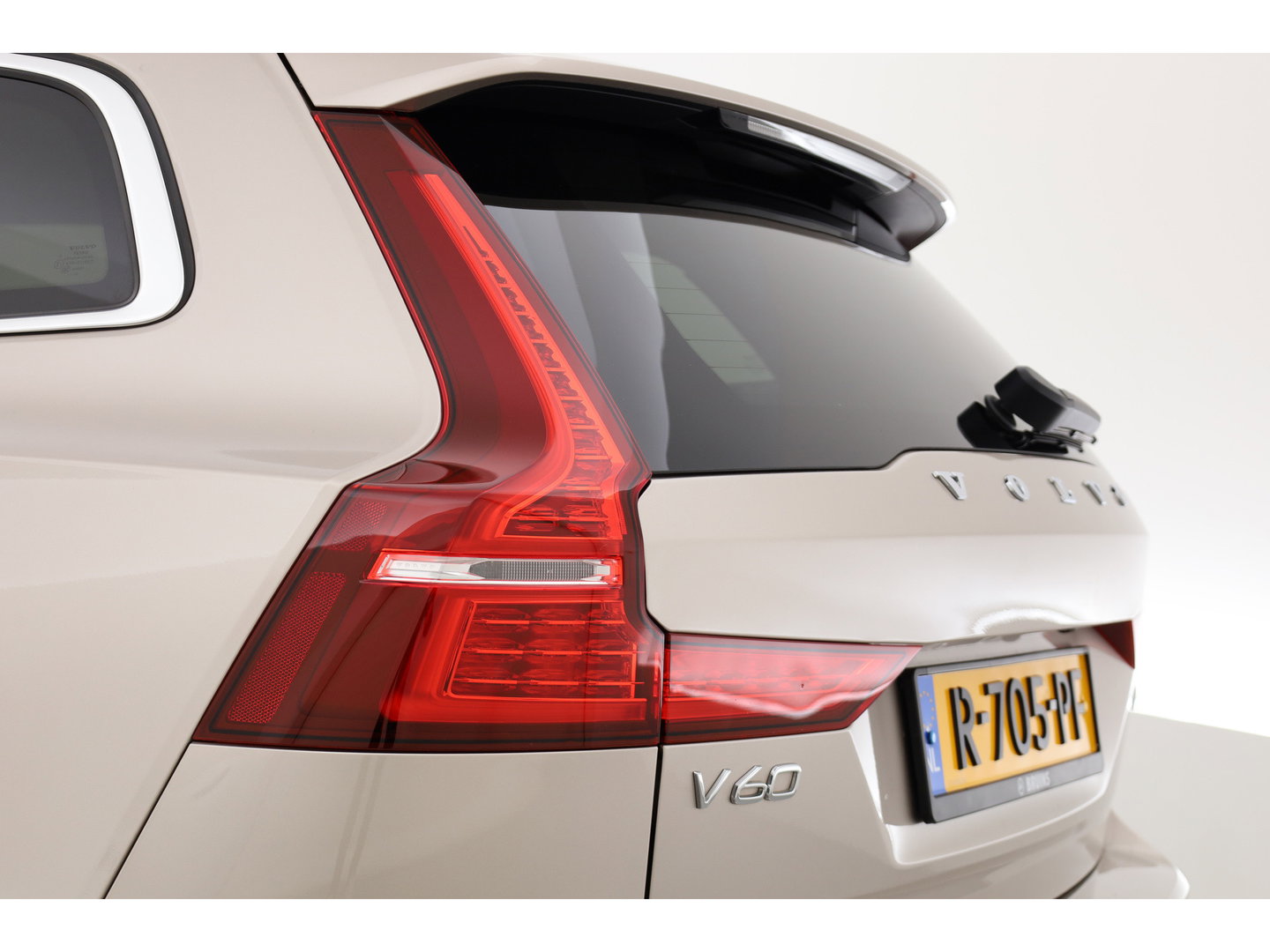 Volvo V60 2.0 B3 Core Prijs rijklaar | Trekhaak | Stoel + stuurverw. | ACC | Dodehoek (Blis) |