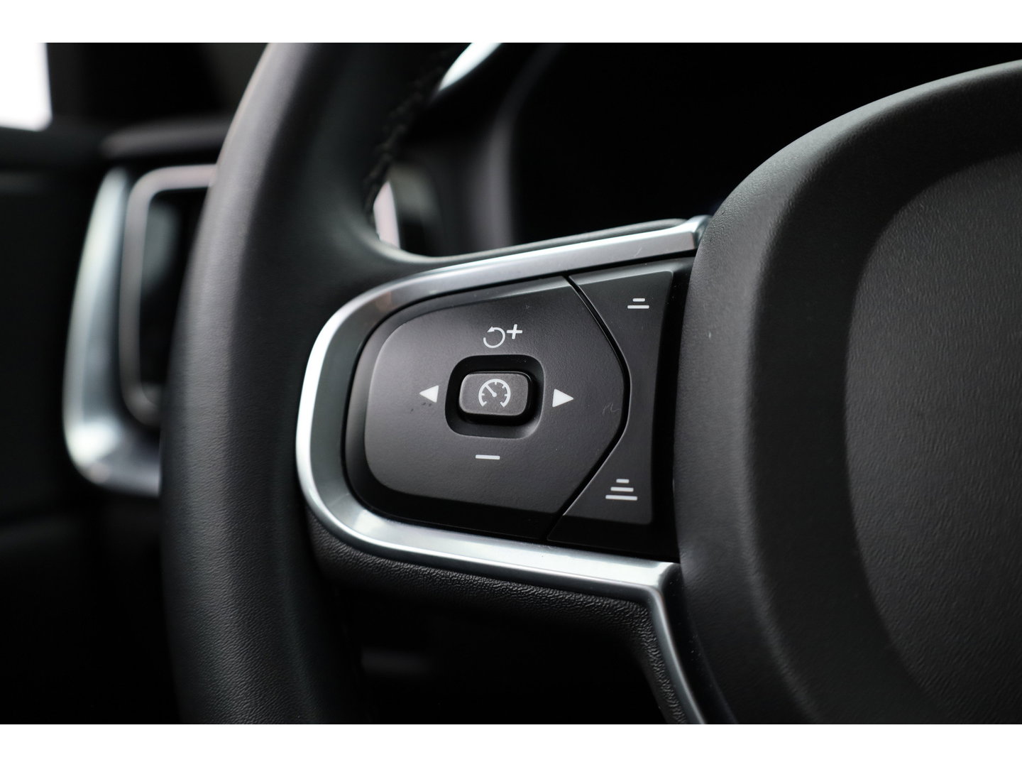 Volvo V60 2.0 B3 Core Prijs rijklaar | Trekhaak | Stoel + stuurverw. | ACC | Dodehoek (Blis) |