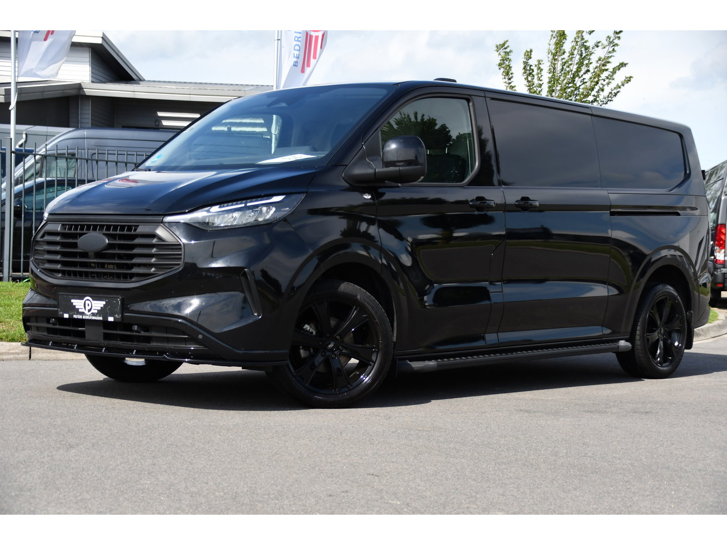 Ford Transit Custom 320 2.0 TDCI L2H1 Limited Black Edition Adaptieve Cruise, Camera, Carplay, 2 x Schuifdeur, 170pk, Automaat, Sensoren, Trekhaak, Stoelverwarming, Multimedia, Uniek!
