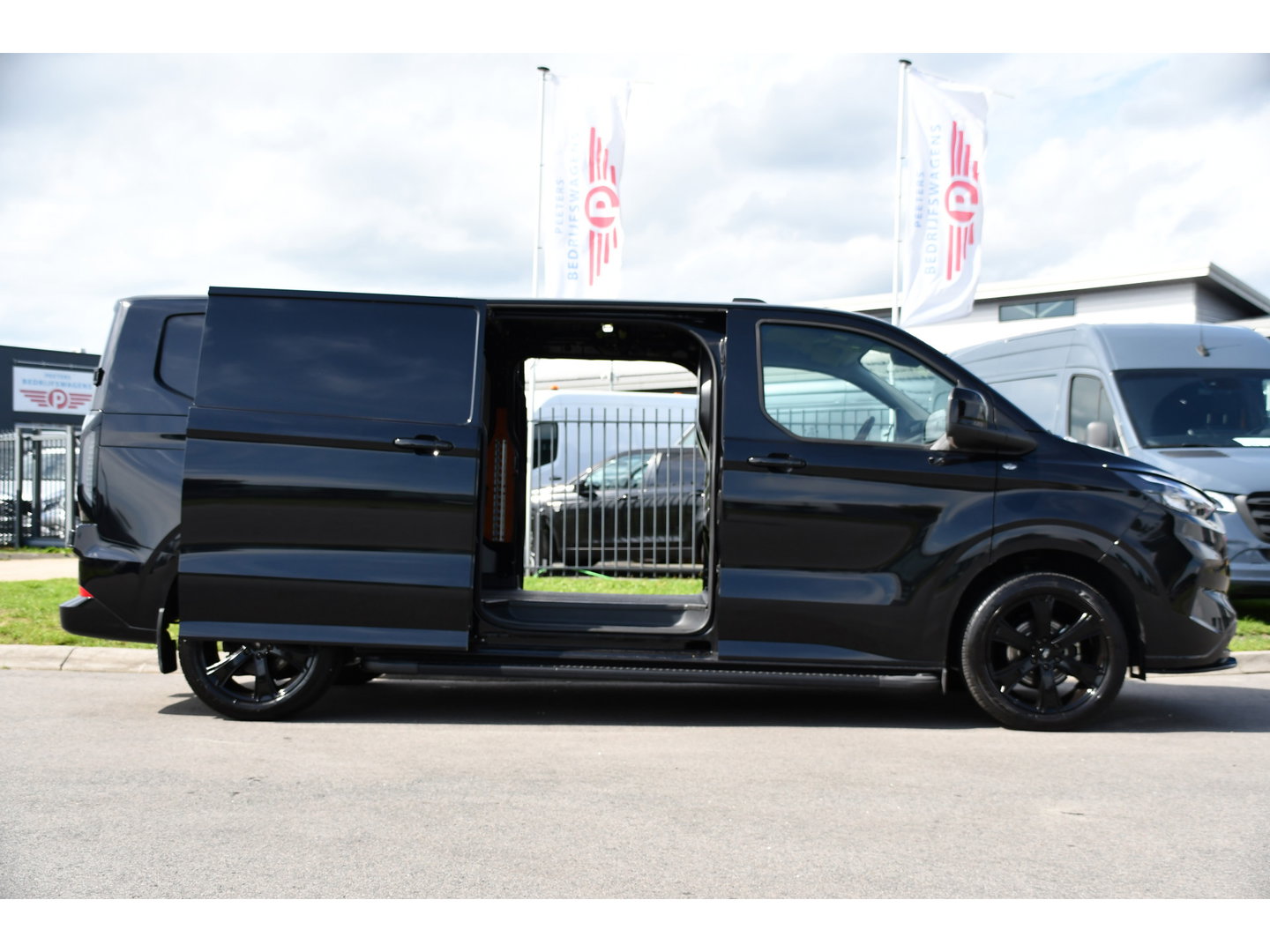 Ford Transit Custom 320 2.0 TDCI L2H1 Limited Black Edition Adaptieve Cruise, Camera, Carplay, 2 x Schuifdeur, 170pk, Automaat, Sensoren, Trekhaak, Stoelverwarming, Multimedia, Uniek!