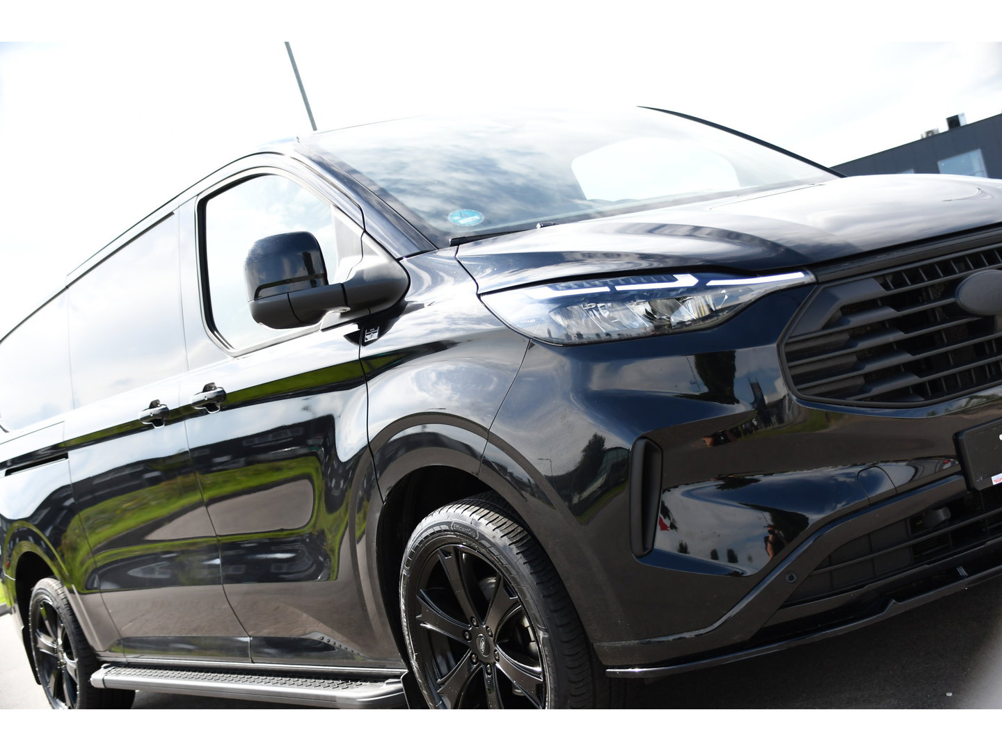 Ford Transit Custom 320 2.0 TDCI L2H1 Limited Black Edition Adaptieve Cruise, Camera, Carplay, 2 x Schuifdeur, 170pk, Automaat, Sensoren, Trekhaak, Stoelverwarming, Multimedia, Uniek!