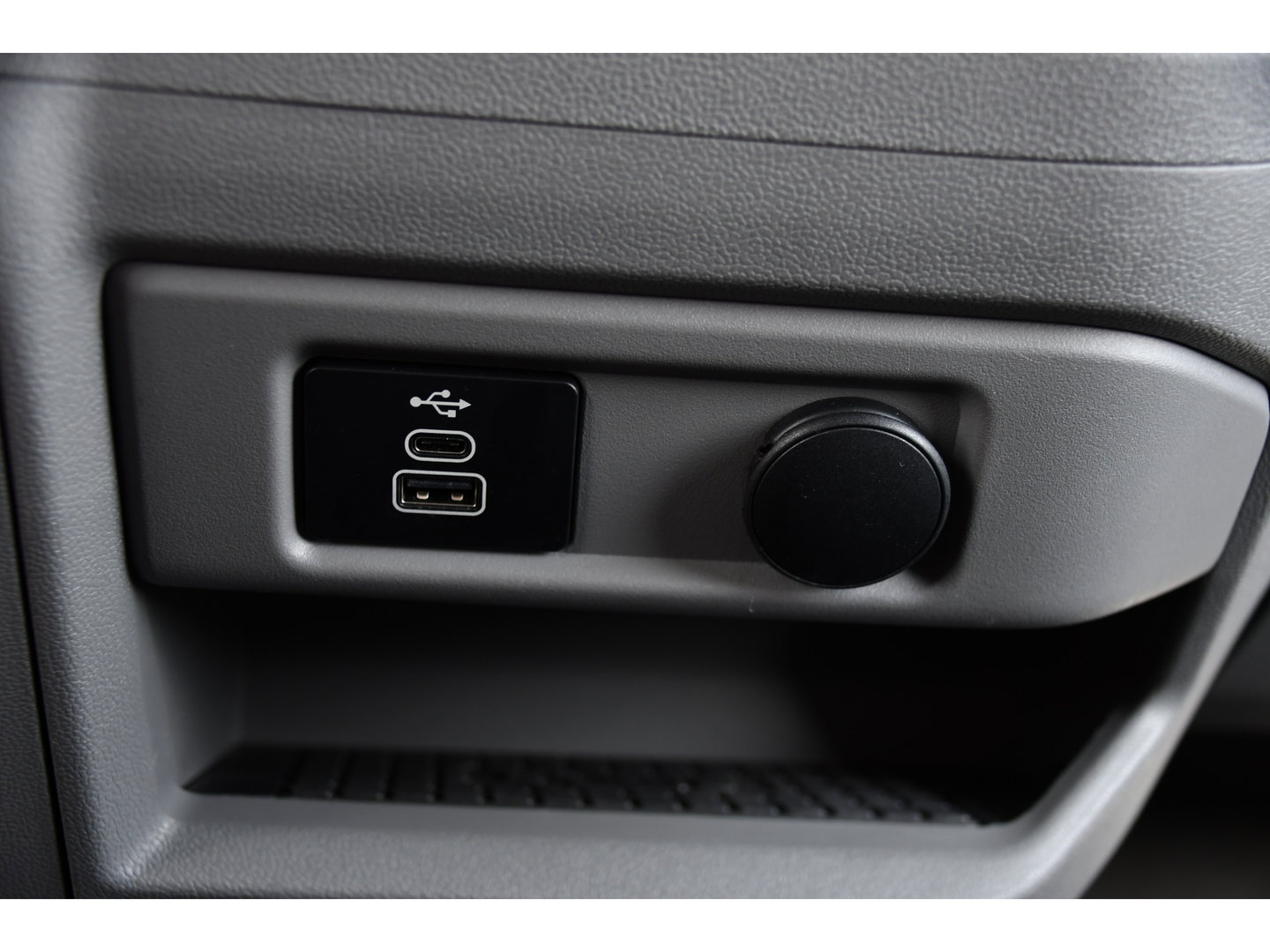 Ford Transit Custom 320 2.0 TDCI L2H1 Limited Black Edition Adaptieve Cruise, Camera, Carplay, 2 x Schuifdeur, 170pk, Automaat, Sensoren, Trekhaak, Stoelverwarming, Multimedia, Uniek!