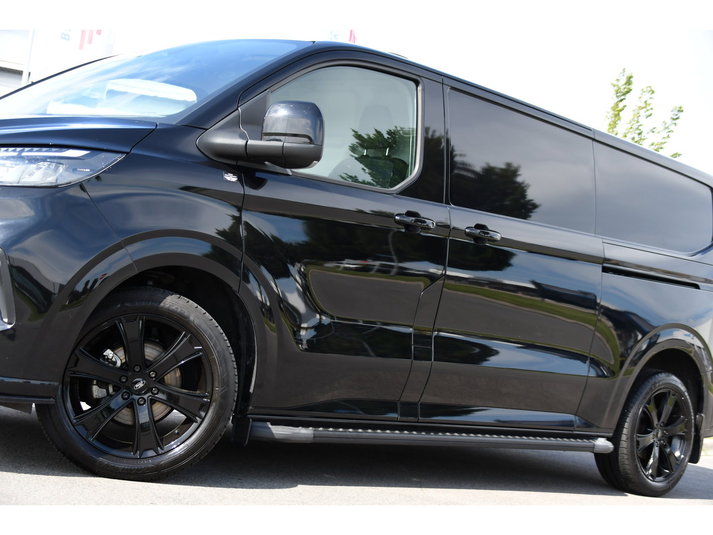Ford Transit Custom 320 2.0 TDCI L2H1 Limited Black Edition Adaptieve Cruise, Camera, Carplay, 2 x Schuifdeur, 170pk, Automaat, Sensoren, Trekhaak, Stoelverwarming, Multimedia, Uniek!