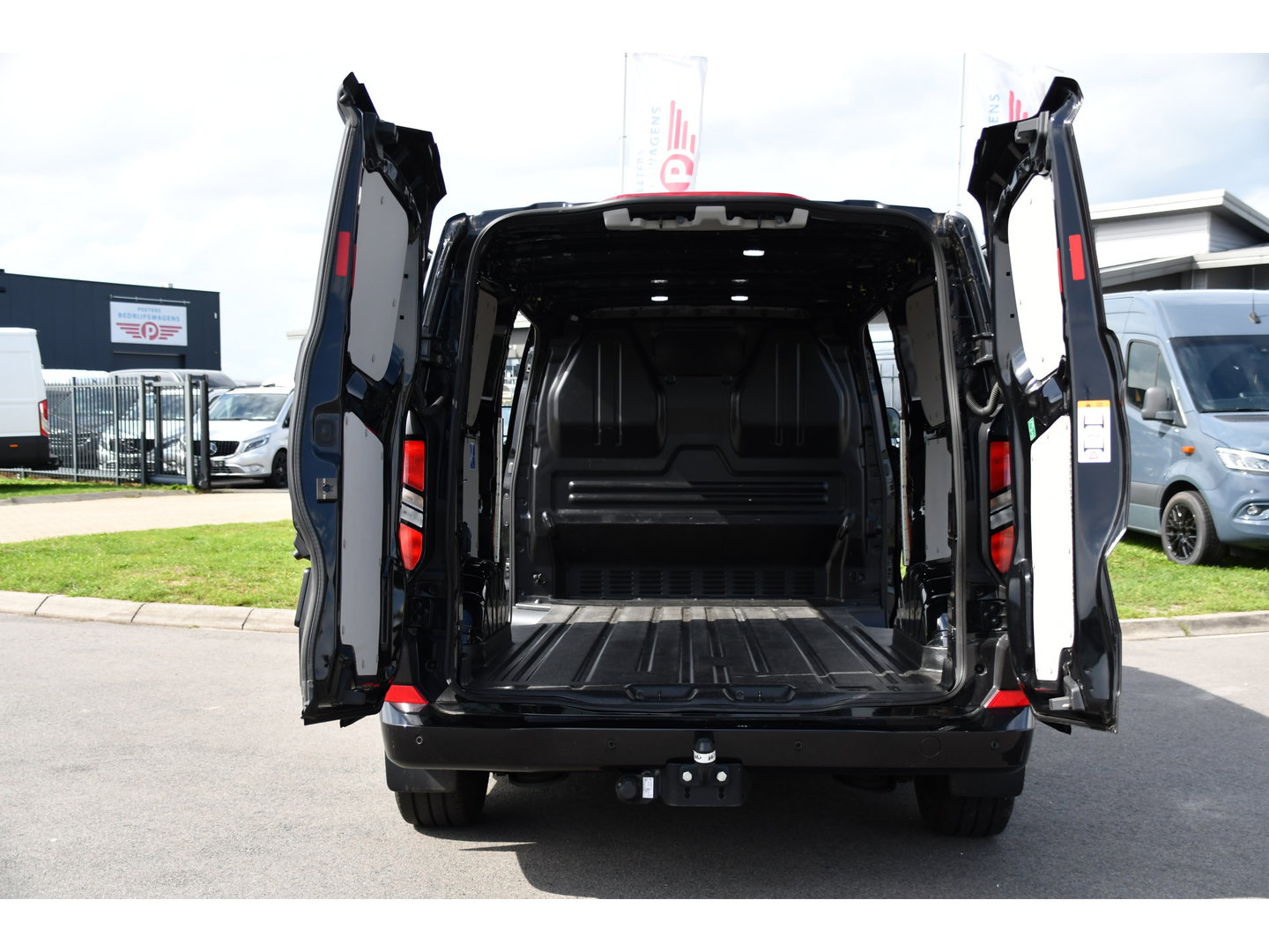 Ford Transit Custom 320 2.0 TDCI L2H1 Limited Black Edition Adaptieve Cruise, Camera, Carplay, 2 x Schuifdeur, 170pk, Automaat, Sensoren, Trekhaak, Stoelverwarming, Multimedia, Uniek!
