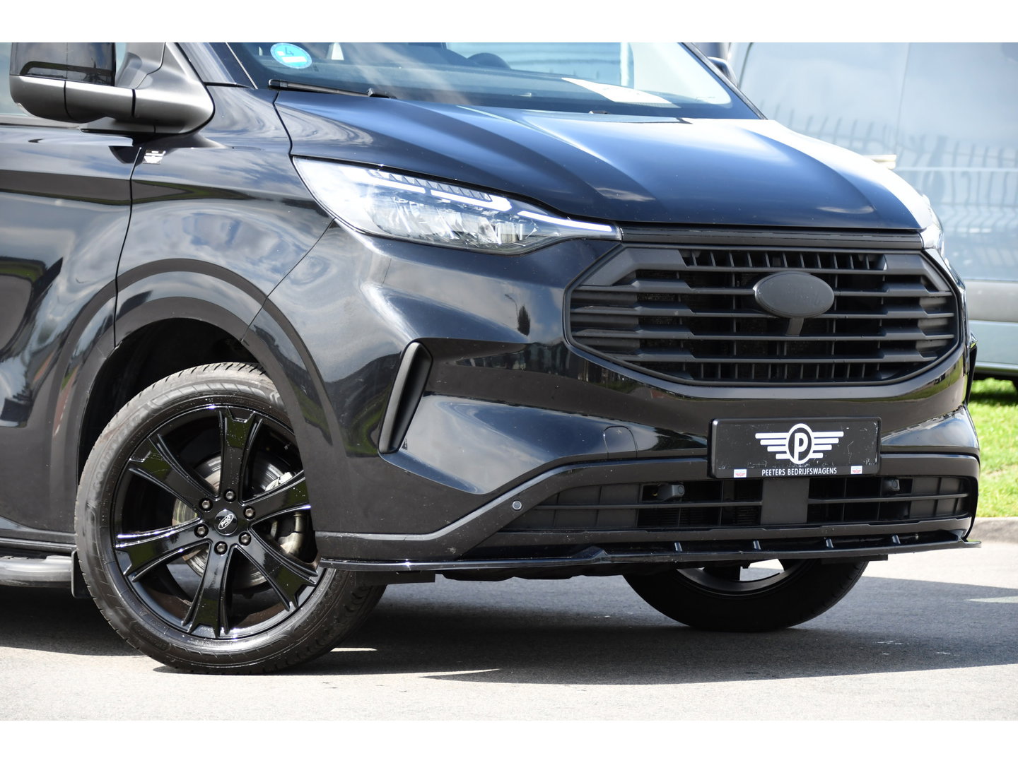 Ford Transit Custom 320 2.0 TDCI L2H1 Limited Black Edition Adaptieve Cruise, Camera, Carplay, 2 x Schuifdeur, 170pk, Automaat, Sensoren, Trekhaak, Stoelverwarming, Multimedia, Uniek!