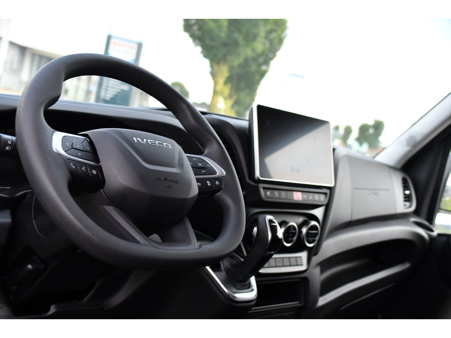 Iveco Daily 35S18 L2H2 PB Edition FACELIFT! Virtual, Adaptieve Cruise, Camera, Carplay, Automaat, 3500kg Trekhaak, Sensoren, 180pk, Multimedia, Uniek!