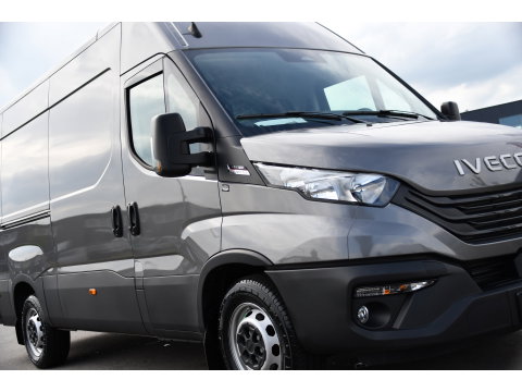 Iveco Daily 35S18 L2H2 PB Edition FACELIFT! Virtual, Adaptieve Cruise, Camera, Carplay, Automaat, 3500kg Trekhaak, Sensoren, 180pk, Multimedia, Uniek!