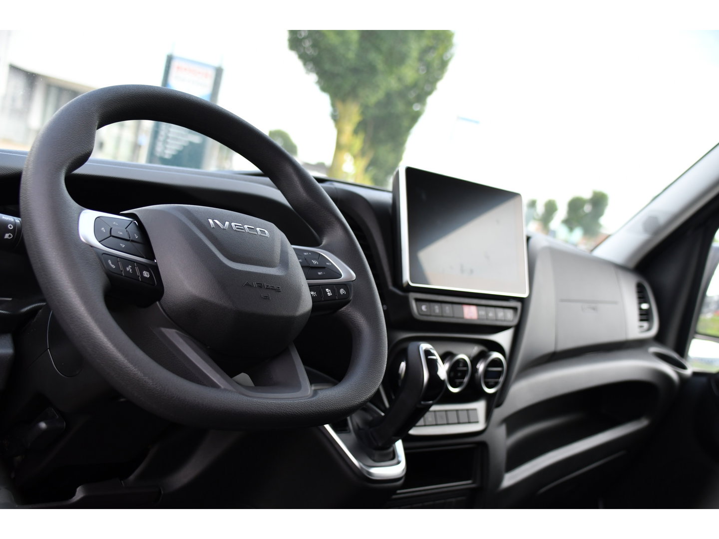 Iveco Daily 35S18 L2H2 PB Edition FACELIFT! Virtual, Adaptieve Cruise, Camera, Carplay, Automaat, 3500kg Trekhaak, Sensoren, 180pk, Multimedia, Uniek!