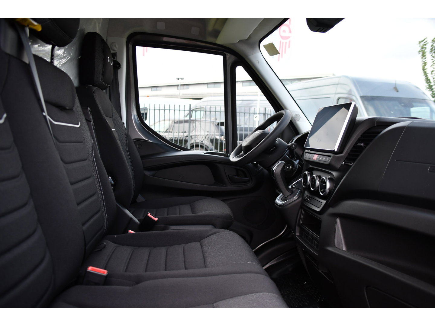 Iveco Daily 35S18 L2H2 PB Edition FACELIFT! Virtual, Adaptieve Cruise, Camera, Carplay, Automaat, 3500kg Trekhaak, Sensoren, 180pk, Multimedia, Uniek!