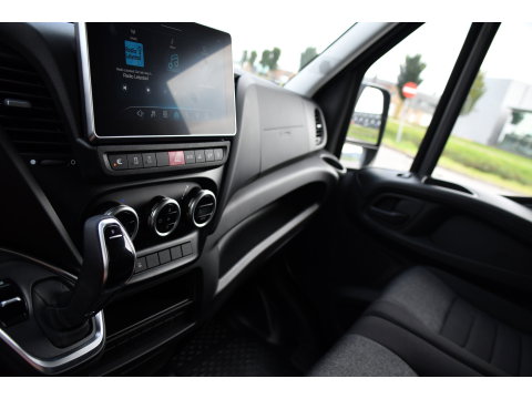 Iveco Daily 35S18 L2H2 PB Edition FACELIFT! Virtual, Adaptieve Cruise, Camera, Carplay, Automaat, 3500kg Trekhaak, Sensoren, 180pk, Multimedia, Uniek!