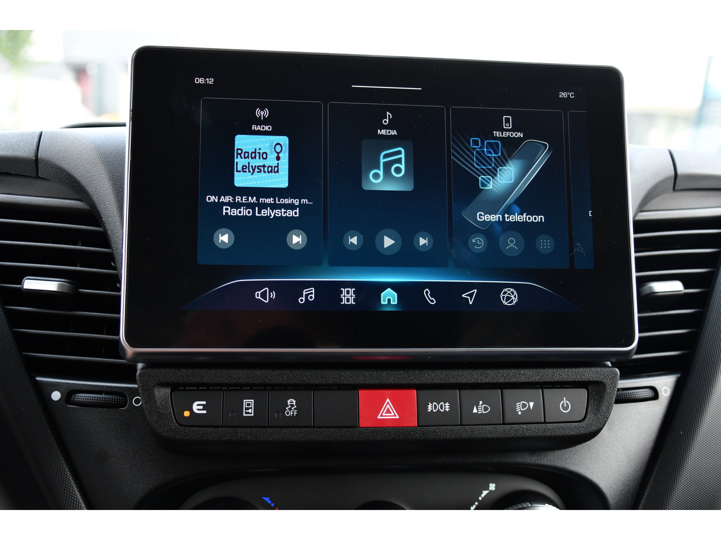 Iveco Daily 35S18 L2H2 PB Edition FACELIFT! Virtual, Adaptieve Cruise, Camera, Carplay, Automaat, 3500kg Trekhaak, Sensoren, 180pk, Multimedia, Uniek!