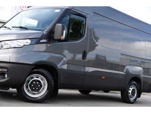 Iveco Daily 35S18 L2H2 PB Edition FACELIFT! Virtual, Adaptieve Cruise, Camera, Carplay, Automaat, 3500kg Trekhaak, Sensoren, 180pk, Multimedia, Uniek!