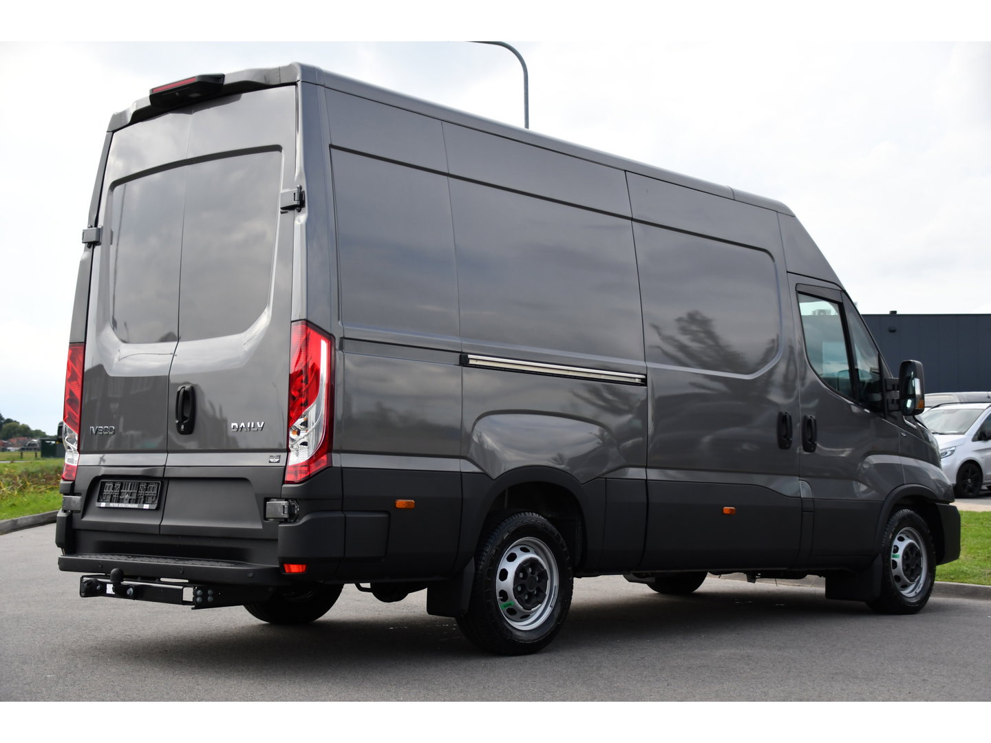 Iveco Daily 35S18 L2H2 PB Edition FACELIFT! Virtual, Adaptieve Cruise, Camera, Carplay, Automaat, 3500kg Trekhaak, Sensoren, 180pk, Multimedia, Uniek!