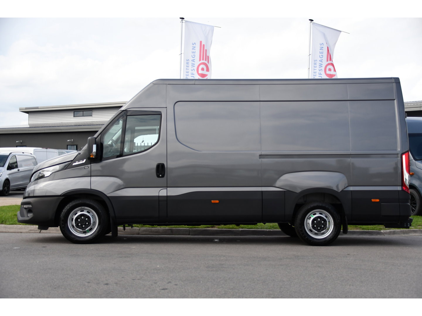 Iveco Daily 35S18 L2H2 PB Edition FACELIFT! Virtual, Adaptieve Cruise, Camera, Carplay, Automaat, 3500kg Trekhaak, Sensoren, 180pk, Multimedia, Uniek!