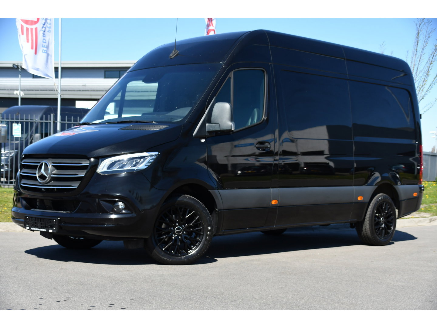 Mercedes-Benz Sprinter 319 1.9 CDI L2H2 RWD Black Edition Full Options! 360 Camera, Adaptieve Cruise, LED, Standkachel, Carplay, 190pk, Voorruit verwarming, Uniek!
