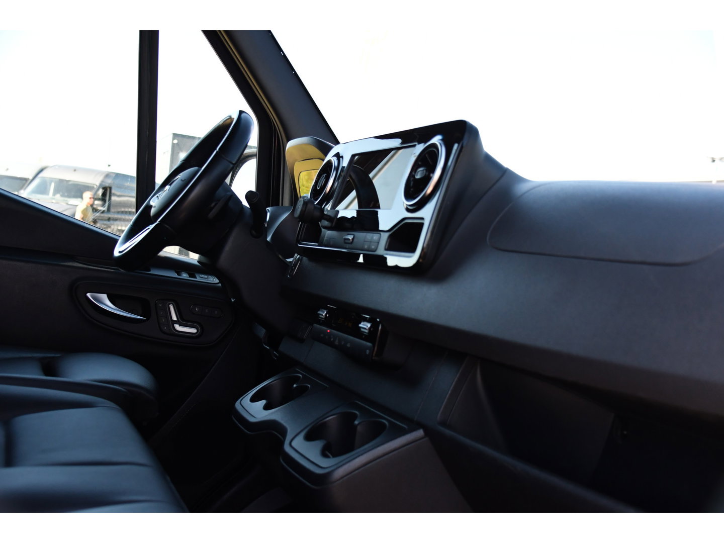 Mercedes-Benz Sprinter 319 1.9 CDI L2H2 RWD Black Edition Full Options! 360 Camera, Adaptieve Cruise, LED, Standkachel, Carplay, 190pk, Voorruit verwarming, Uniek!