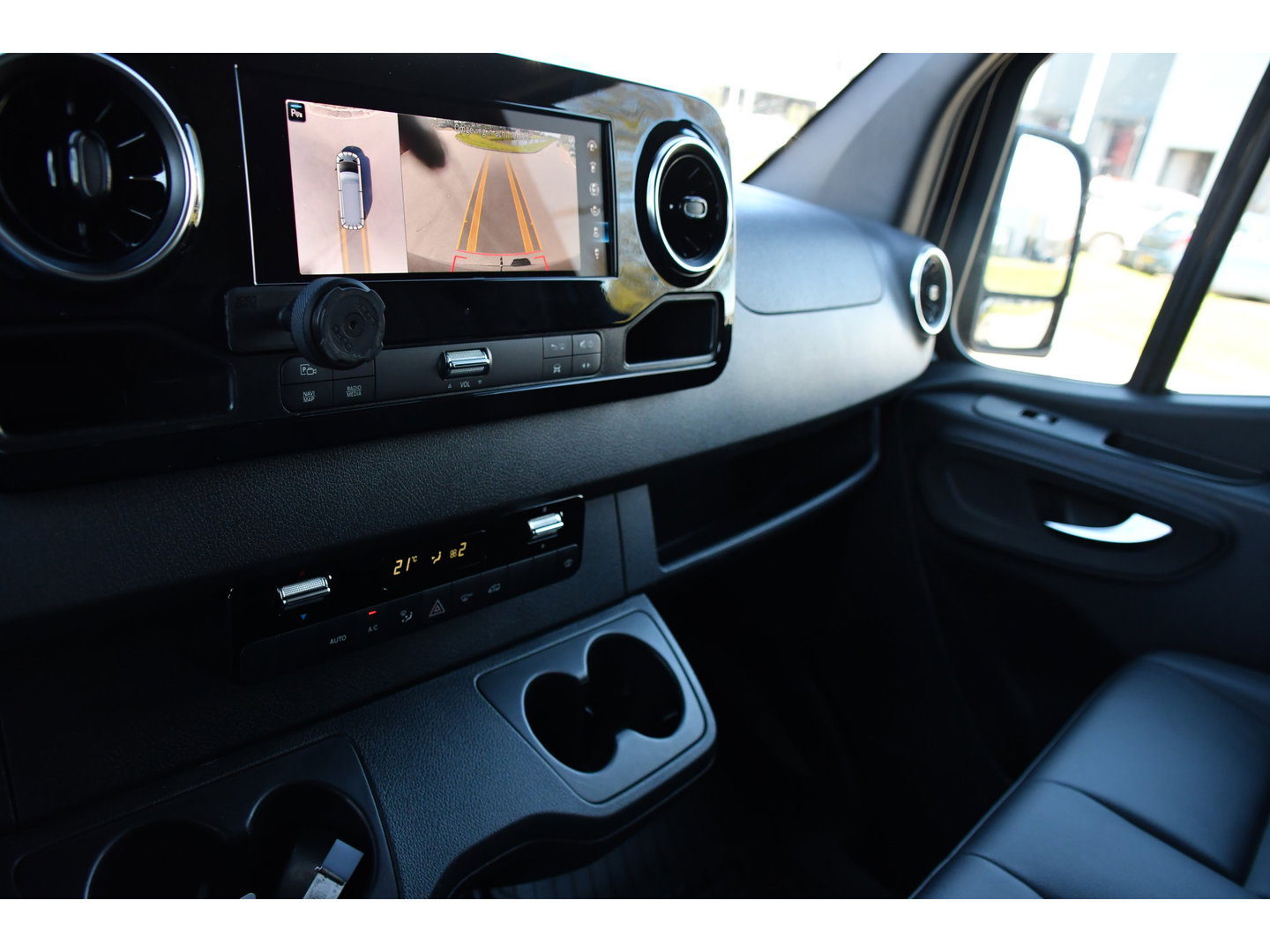 Mercedes-Benz Sprinter 319 1.9 CDI L2H2 RWD Black Edition Full Options! 360 Camera, Adaptieve Cruise, LED, Standkachel, Carplay, 190pk, Voorruit verwarming, Uniek!