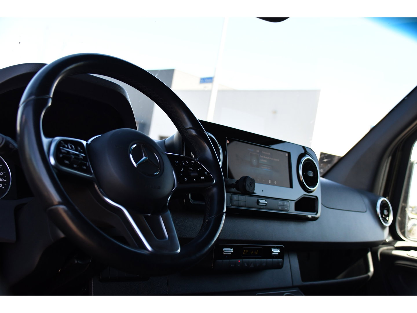 Mercedes-Benz Sprinter 319 1.9 CDI L2H2 RWD Black Edition Full Options! 360 Camera, Adaptieve Cruise, LED, Standkachel, Carplay, 190pk, Voorruit verwarming, Uniek!