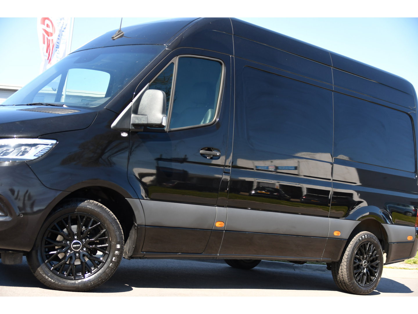 Mercedes-Benz Sprinter 319 1.9 CDI L2H2 RWD Black Edition Full Options! 360 Camera, Adaptieve Cruise, LED, Standkachel, Carplay, 190pk, Voorruit verwarming, Uniek!