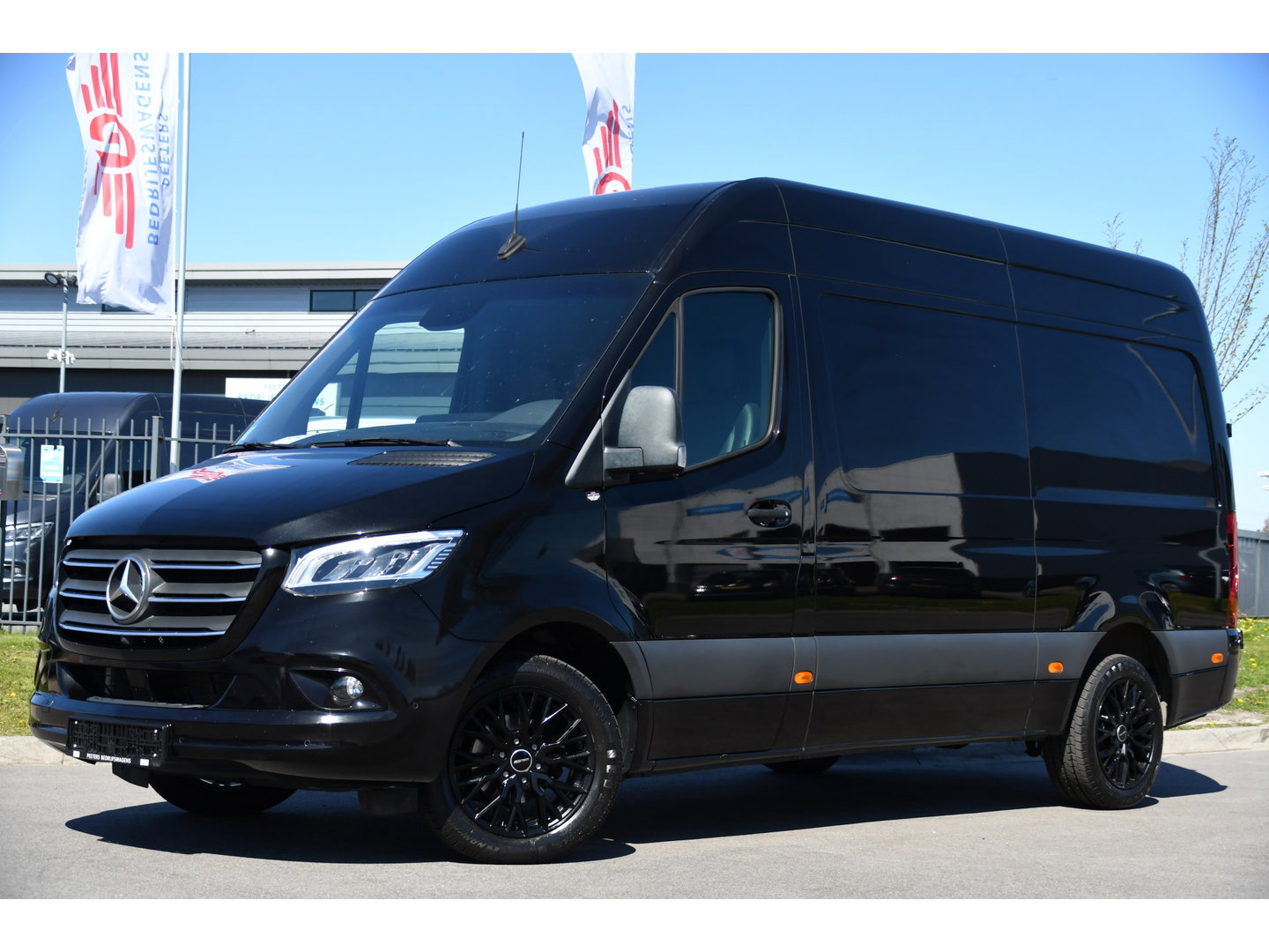 Mercedes-Benz Sprinter 319 1.9 CDI L2H2 RWD Black Edition Full Options! 360 Camera, Adaptieve Cruise, LED, Standkachel, Carplay, 190pk, Voorruit verwarming, Uniek!