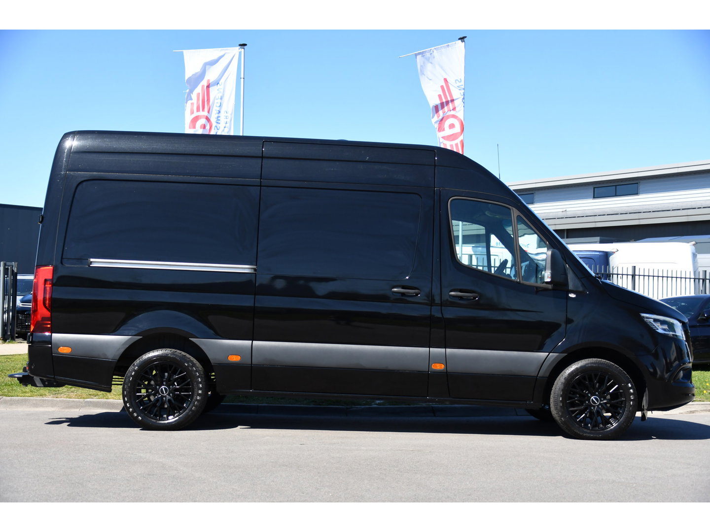 Mercedes-Benz Sprinter 319 1.9 CDI L2H2 RWD Black Edition Full Options! 360 Camera, Adaptieve Cruise, LED, Standkachel, Carplay, 190pk, Voorruit verwarming, Uniek!