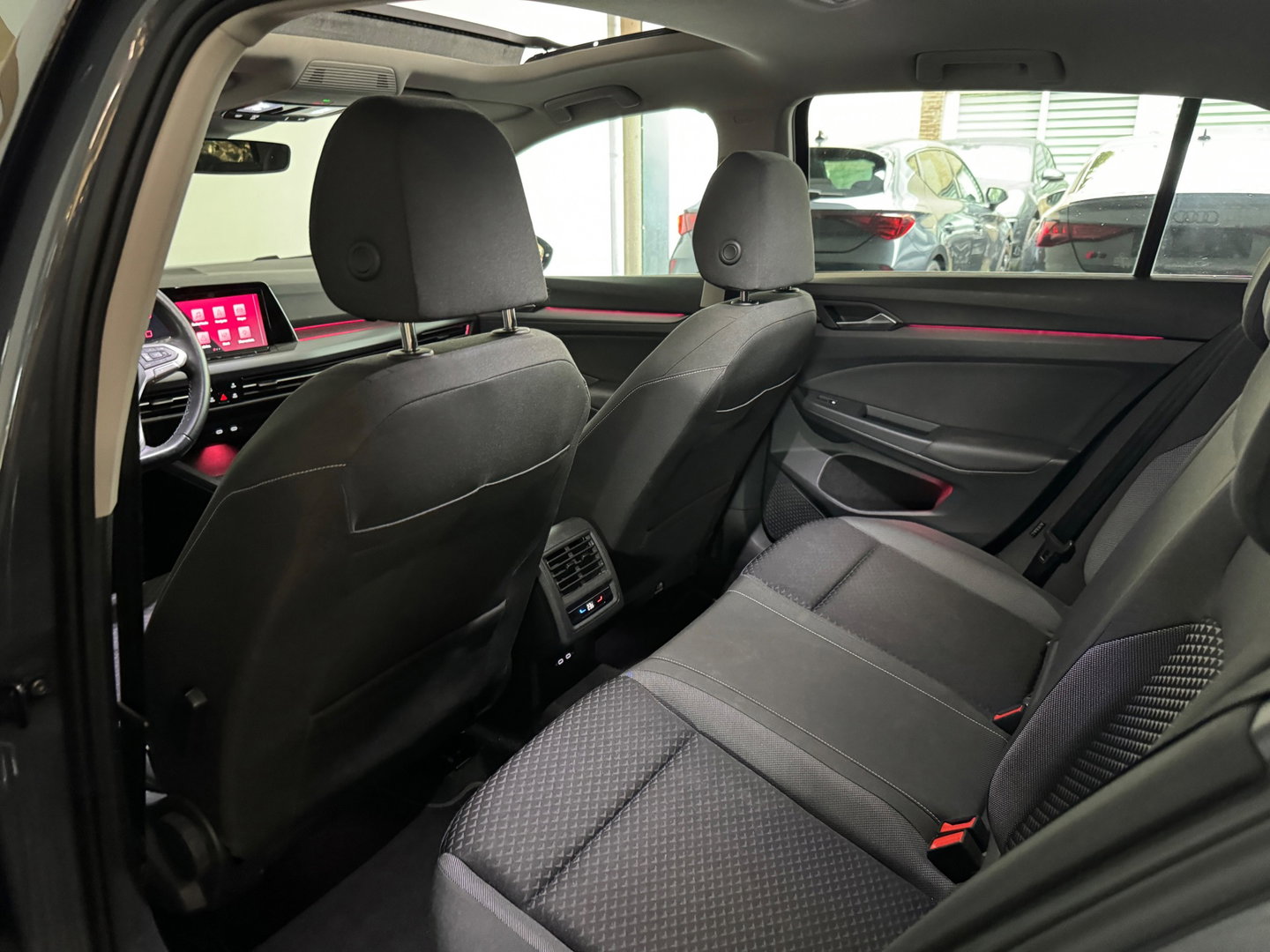 Volkswagen Golf 2.0 TDI R-Line Pano|Camera|Stoelverwarming|Sfeer|Keyless