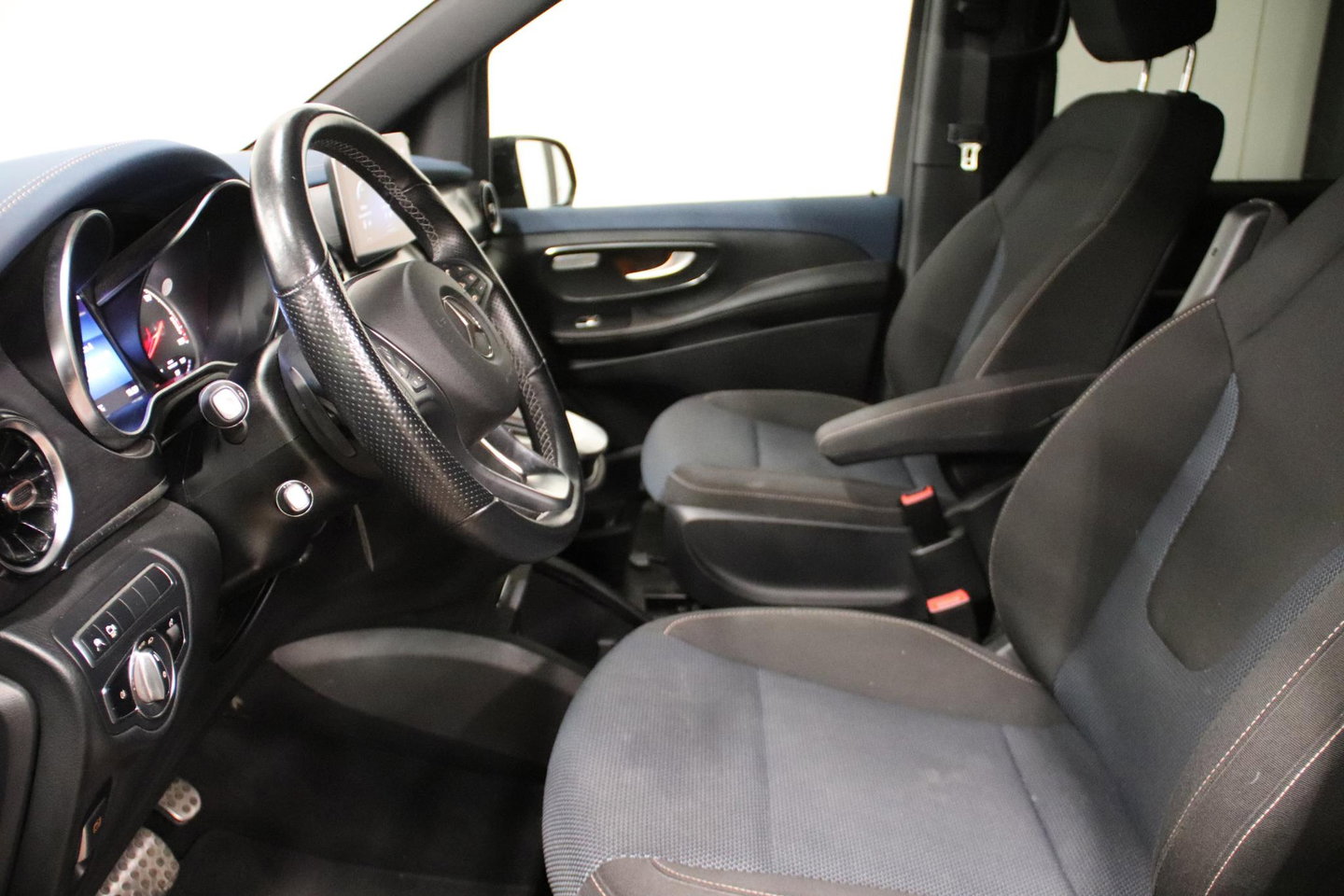 Mercedes-Benz EQV 300 L2 LANG 6 persoonsuitvoering Mercedes-Benz EQV 300 L2 6-persoonuitvoering