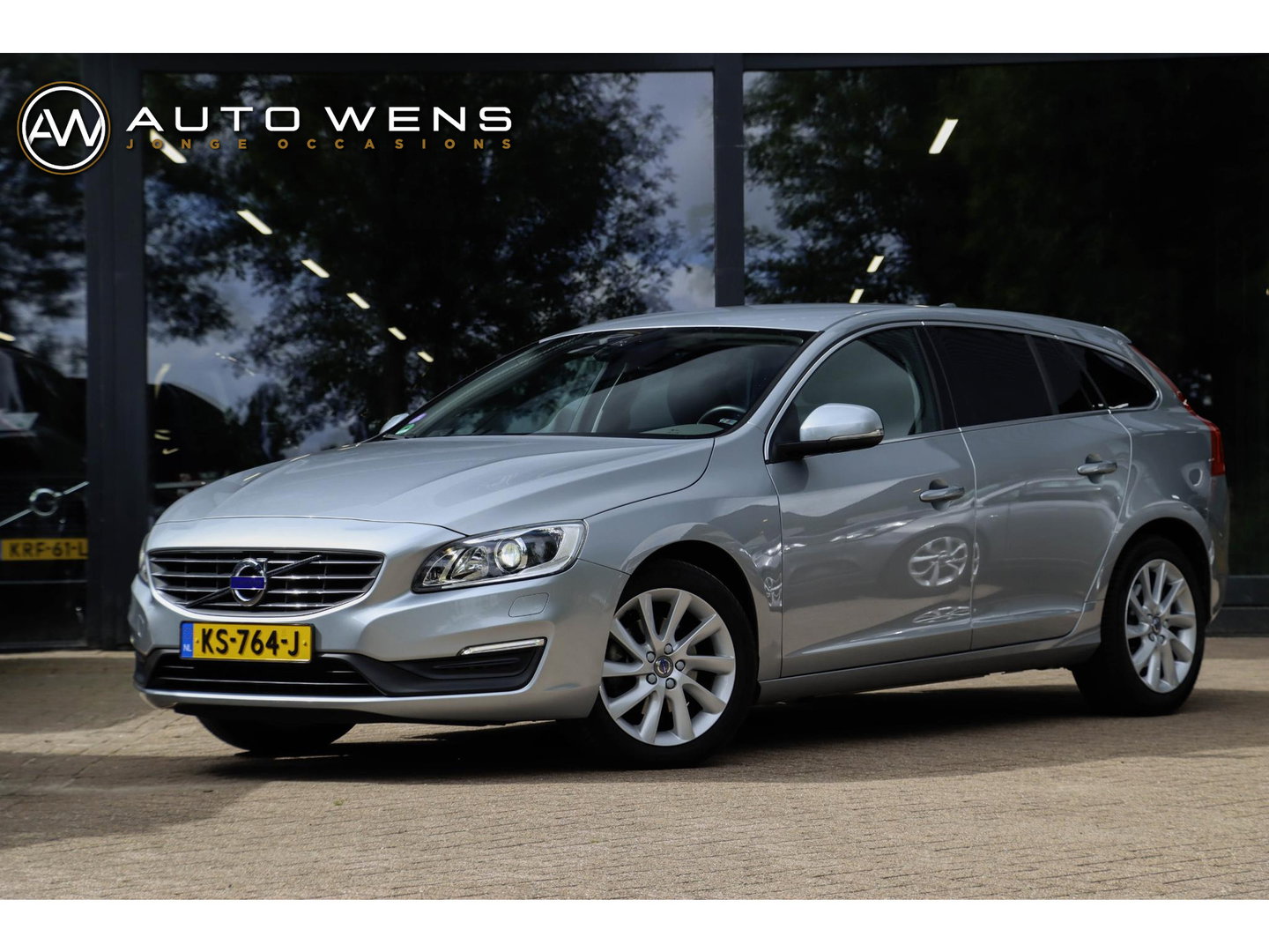 Volvo V60 2.0 T3 Momentum | Leder | Bi-Xenon | 66.000 km! | Dealeronderhouden