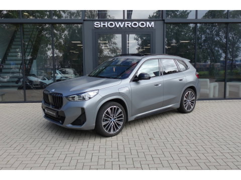 BMW X1 XDrive30e M-PAKKET PANO HUD 360