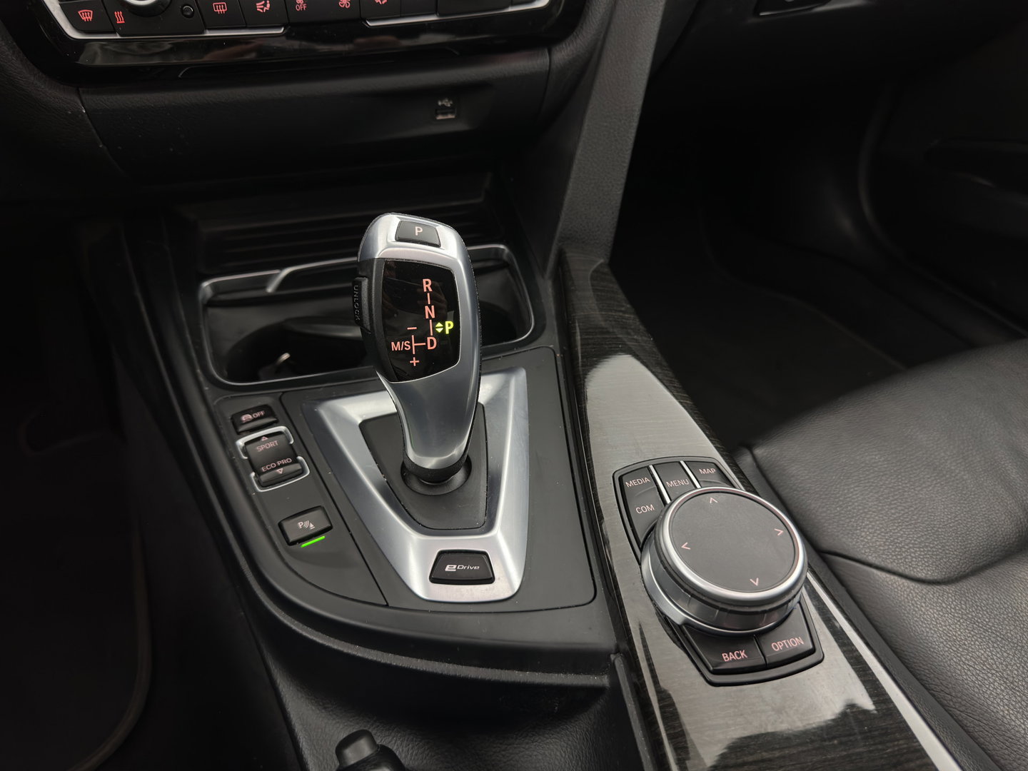 BMW 3-serie 330e High Executive Luxury-Line (Plug-in) (INCL-BTW) Aut. *PANO |  LEATHER | FULL-LED | MEMORY-PACK | HARMAN/KARDON-AUDIO | BLINDSPOT | KEYLESS | CAMERA | NAVI-FULLMAP | DAB | PRIVACY-GLASS | ECC | HEAD-UP | PDC | 18''ALU*