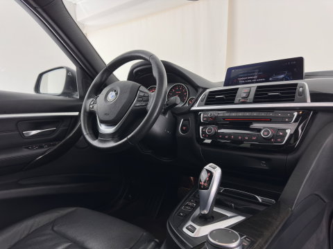 BMW 3-serie 330e High Executive Luxury-Line (Plug-in) (INCL-BTW) Aut. *PANO |  LEATHER | FULL-LED | MEMORY-PACK | HARMAN/KARDON-AUDIO | BLINDSPOT | KEYLESS | CAMERA | NAVI-FULLMAP | DAB | PRIVACY-GLASS | ECC | HEAD-UP | PDC | 18''ALU*