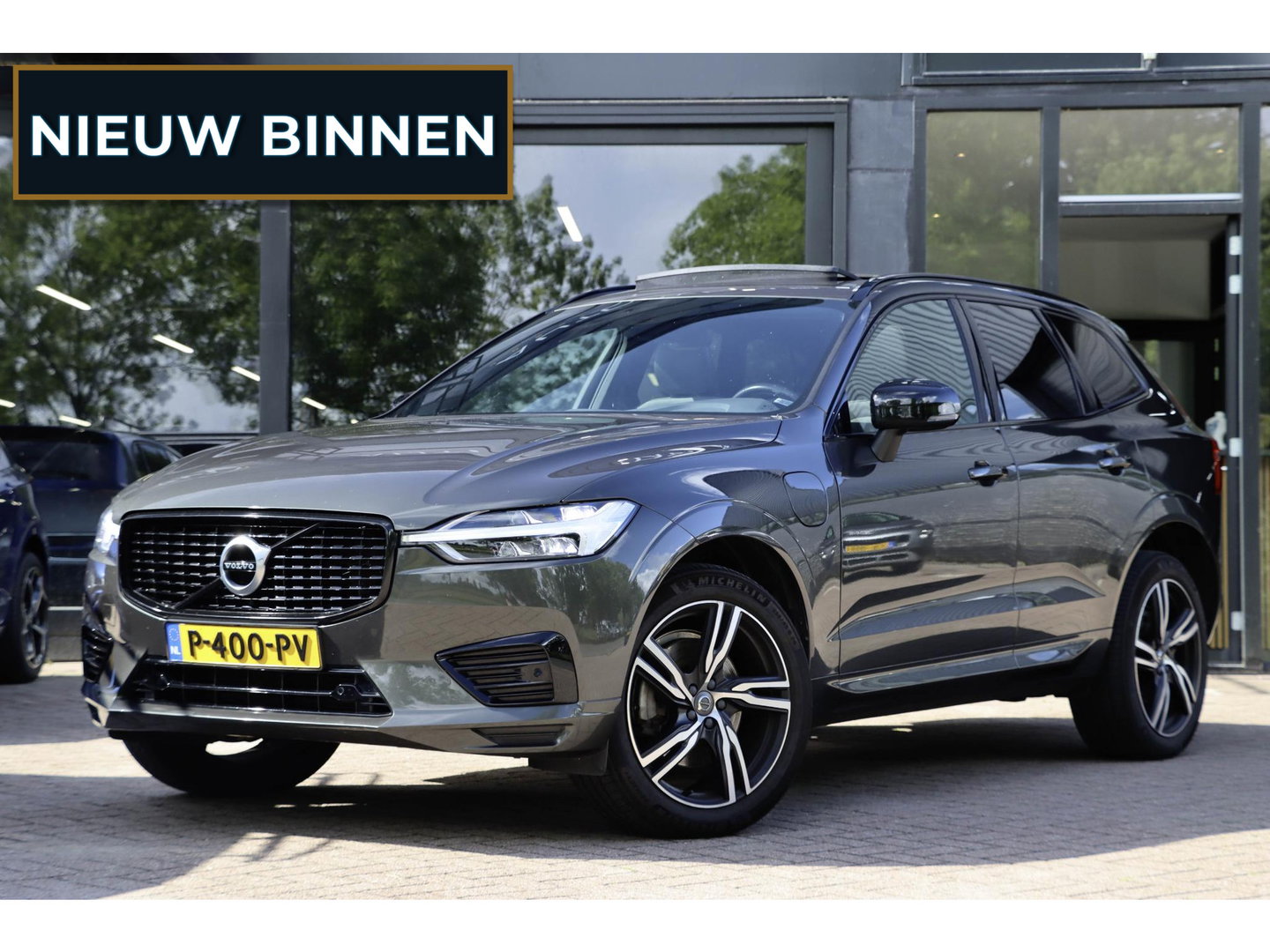 Volvo XC60 T8 AWD R-design Luchtvering | Pano | Harman Kardon | Trekhaak | Dealeronderhouden