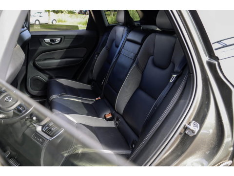 Volvo XC60 T8 AWD R-design Luchtvering | Pano | Harman Kardon | Trekhaak | Dealeronderhouden