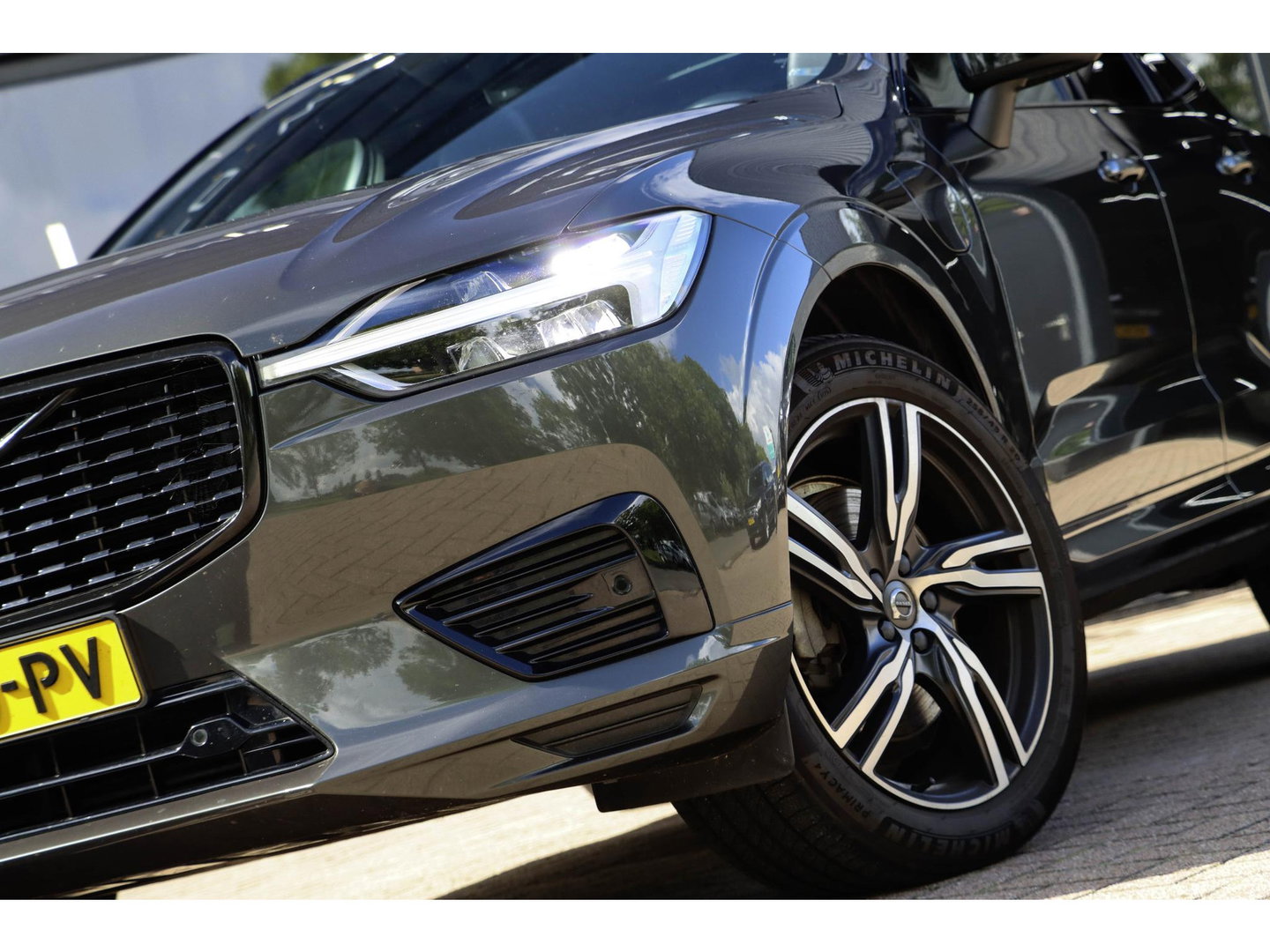 Volvo XC60 T8 AWD R-design Luchtvering | Pano | Harman Kardon | Trekhaak | Dealeronderhouden
