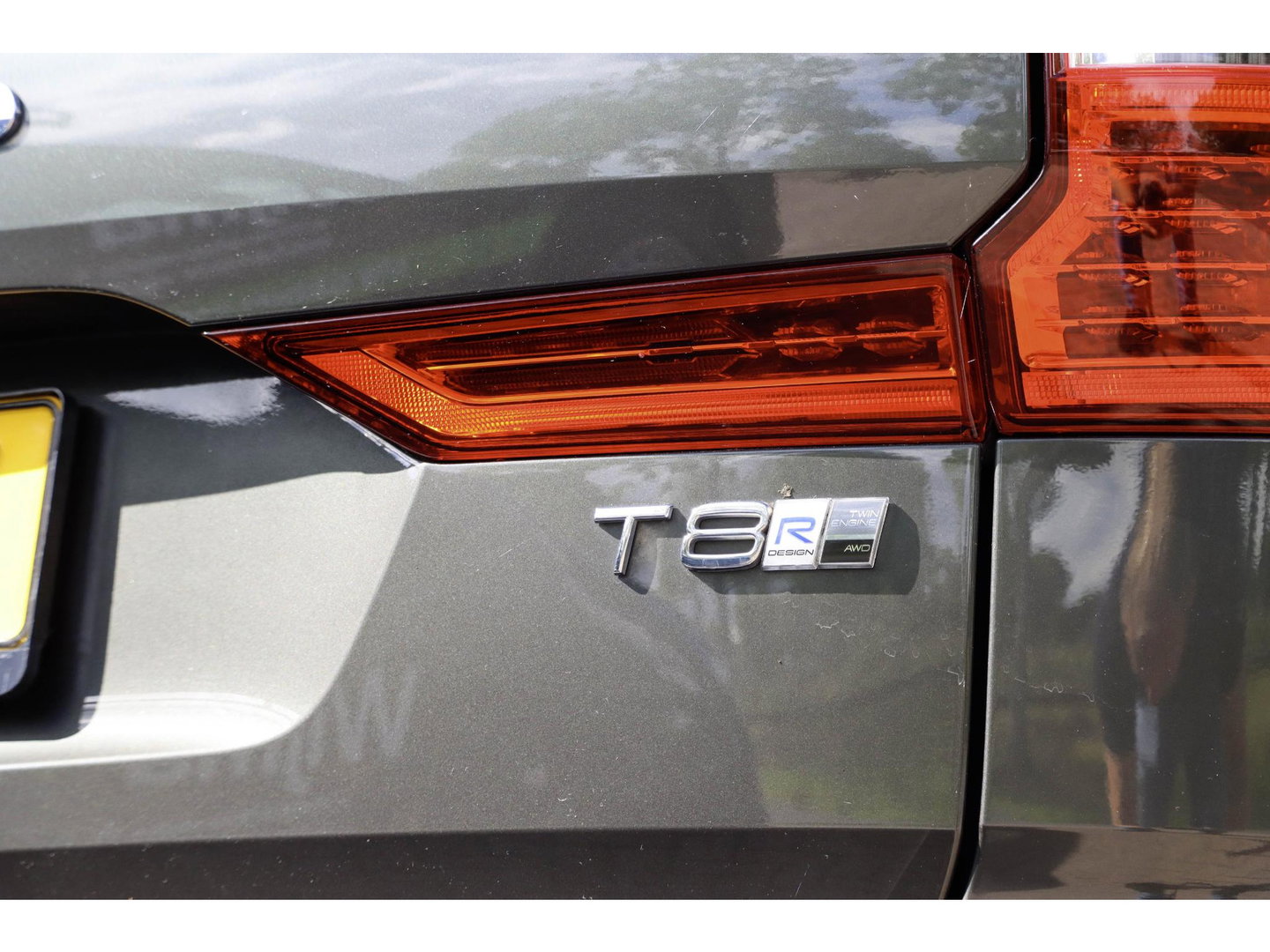 Volvo XC60 T8 AWD R-design Luchtvering | Pano | Harman Kardon | Trekhaak | Dealeronderhouden