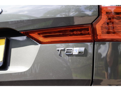 Volvo XC60 T8 AWD R-design Luchtvering | Pano | Harman Kardon | Trekhaak | Dealeronderhouden