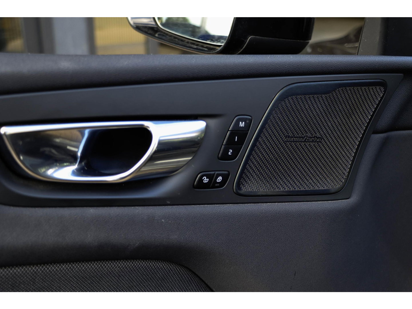 Volvo XC60 T8 AWD R-design Luchtvering | Pano | Harman Kardon | Trekhaak | Dealeronderhouden