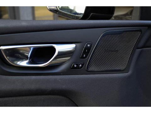 Volvo XC60 T8 AWD R-design Luchtvering | Pano | Harman Kardon | Trekhaak | Dealeronderhouden