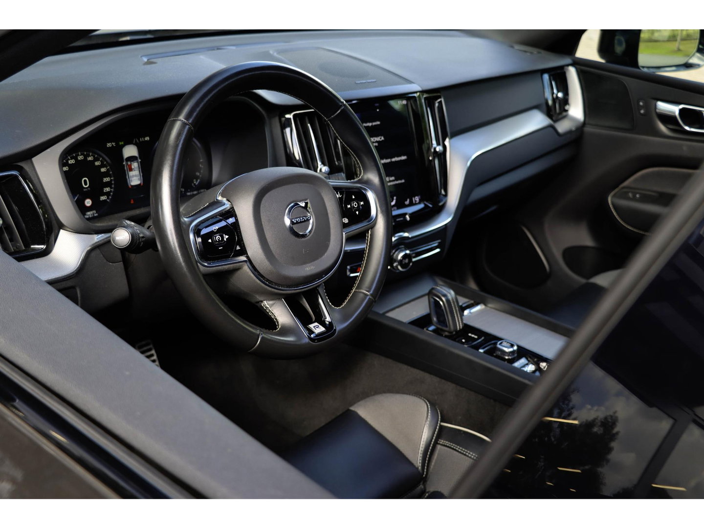 Volvo XC60 T8 AWD R-design Luchtvering | Pano | Harman Kardon | Trekhaak | Dealeronderhouden
