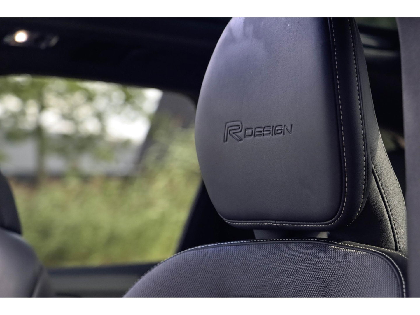 Volvo XC60 T8 AWD R-design Luchtvering | Pano | Harman Kardon | Trekhaak | Dealeronderhouden