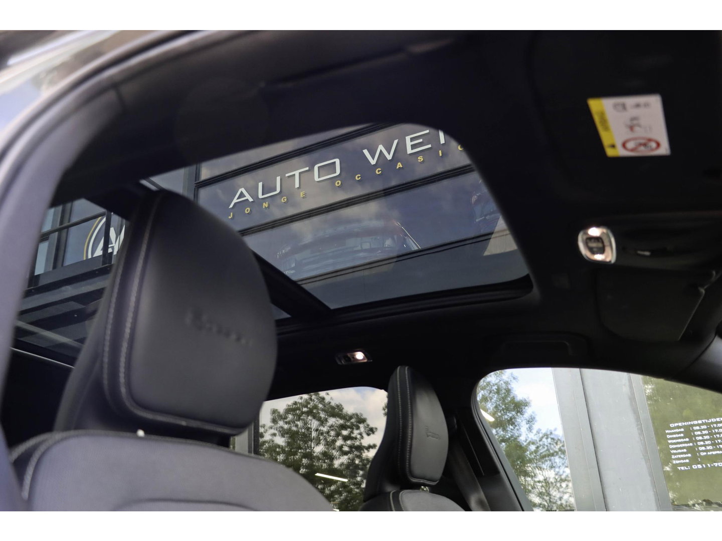 Volvo XC60 T8 AWD R-design Luchtvering | Pano | Harman Kardon | Trekhaak | Dealeronderhouden