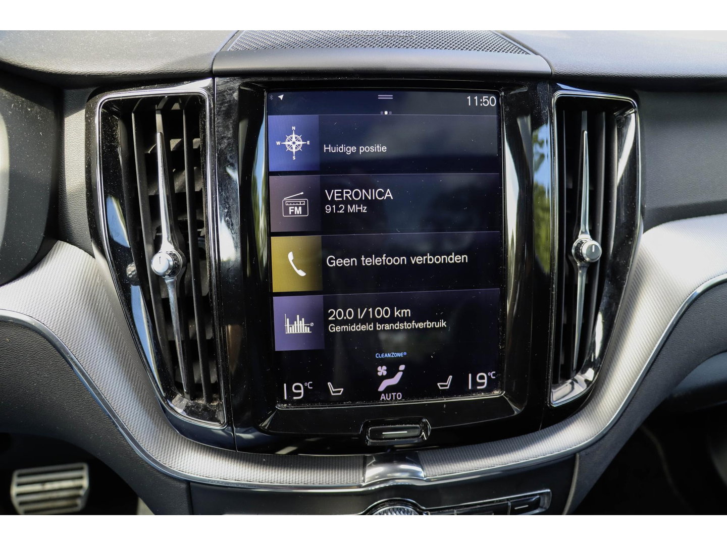 Volvo XC60 T8 AWD R-design Luchtvering | Pano | Harman Kardon | Trekhaak | Dealeronderhouden