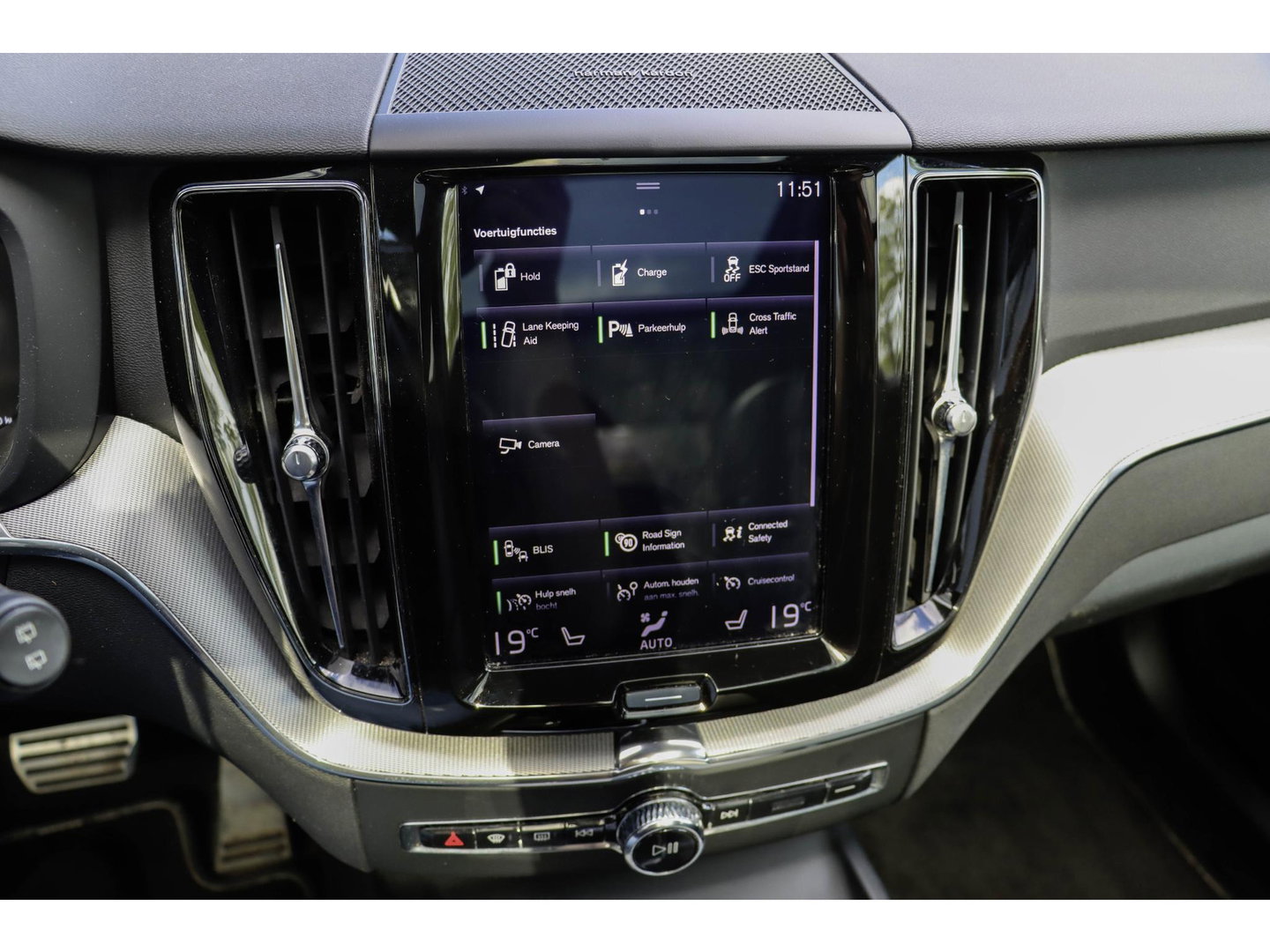 Volvo XC60 T8 AWD R-design Luchtvering | Pano | Harman Kardon | Trekhaak | Dealeronderhouden