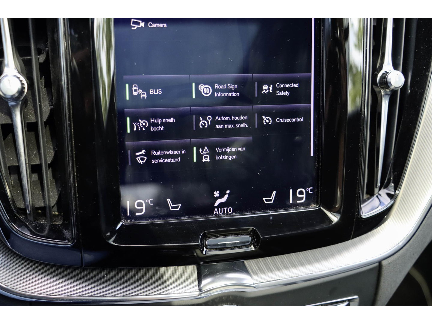 Volvo XC60 T8 AWD R-design Luchtvering | Pano | Harman Kardon | Trekhaak | Dealeronderhouden