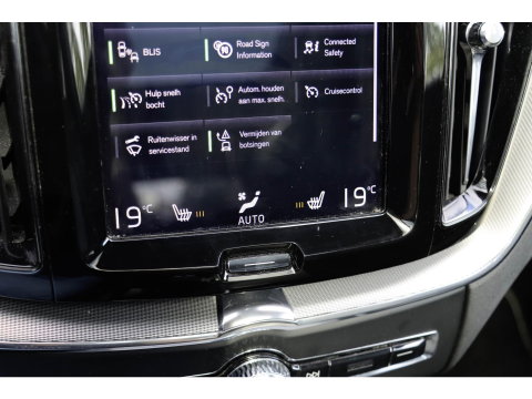 Volvo XC60 T8 AWD R-design Luchtvering | Pano | Harman Kardon | Trekhaak | Dealeronderhouden