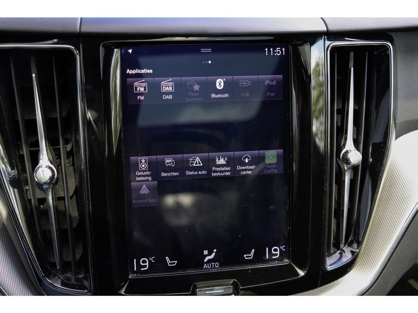 Volvo XC60 T8 AWD R-design Luchtvering | Pano | Harman Kardon | Trekhaak | Dealeronderhouden